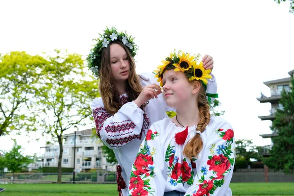 Schöne Junge Frauen Kränze Weben Gehen Lachend Plaudernd Park Garten — Stockfoto