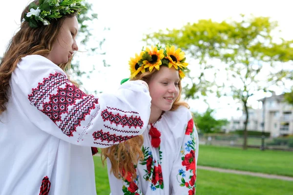 Красивые Молодые Девушки Плетущие Венки Ходящие Смеясь Болтают Парке Вышитых — стоковое фото