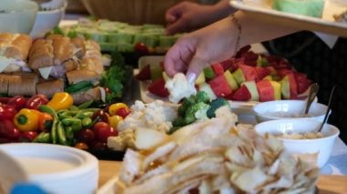 Açık büfe, tek kullanımlık ahşap tabaklar içinde yiyecek topluyor sebze, meyve tatlısı kadın eller karnabahar salatalıkları leziz şirket partileri, yeni yıl restoranının ev kutlamaları.