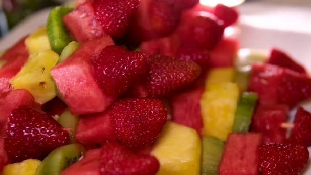 Σουβλάκια Φρούτα Σουβλάκια Φράουλες Καρπούζι Ακτινίδιο Ανανά Melon Νόστιμο Σερβίρισμα — Αρχείο Βίντεο
