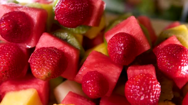 Espetos Espetos Frutas Bagas Morangos Melancia Kiwi Abacaxi Melão Delicioso — Vídeo de Stock