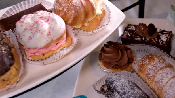 Шведский Стол Десерт Вкусные Сладости Различных Видов Шоколадом Белый Глазурь — стоковое видео