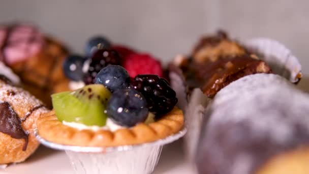 Шведський Стіл Десертом Смачні Солодощі Різних Видів Шоколадно Білим Морозивом — стокове відео