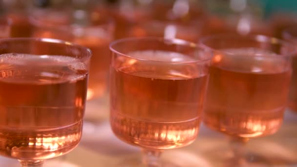 Buffet Table Rose Vin Verre Plastique Gobelets Jetables Lumière Joue — Video