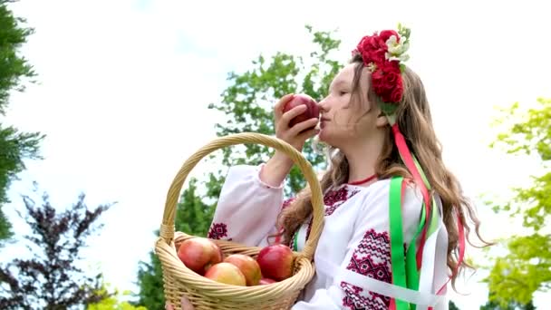Jovem Menina Bonita Uma Grinalda Vermelha Flores Sua Cabeça Papoilas — Vídeo de Stock