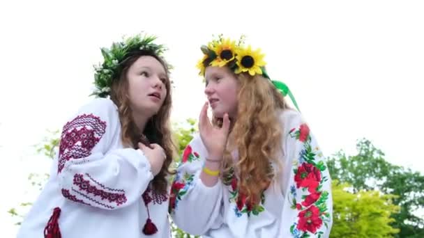 Vackra Unga Kvinnor Flickor Vävning Kransar Promenader Skrattar Chatta Parken — Stockvideo
