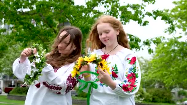 Belles Jeunes Femmes Filles Tisser Des Couronnes Marche Riant Bavarder — Video