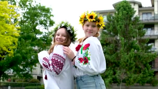 Gyönyörű Fiatal Lányok Szőtt Koszorúk Séta Nevetés Csevegés Parkban Kertben — Stock videók