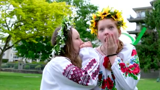 Красивые Молодые Девушки Плетущие Венки Ходящие Смеясь Болтают Парке Вышитых — стоковое видео