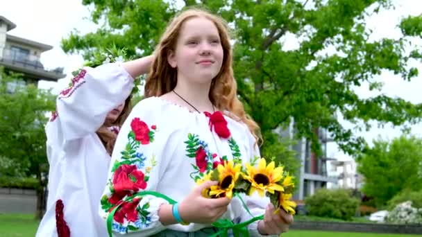 Vackra Unga Kvinnor Flickor Vävning Kransar Promenader Skrattar Chatta Parken — Stockvideo