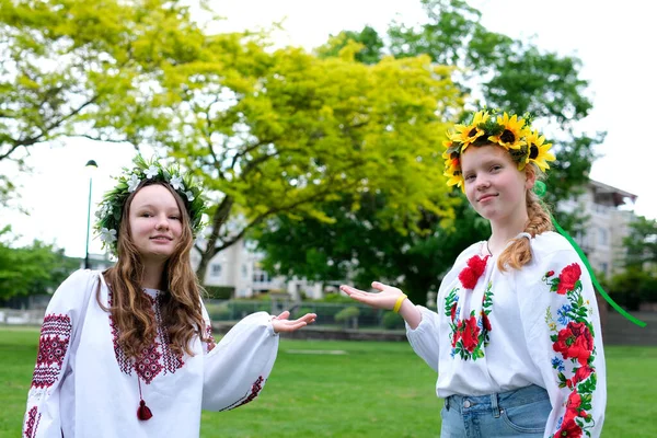 Schöne Junge Frauen Kränze Weben Gehen Lachend Plaudernd Park Garten — Stockfoto