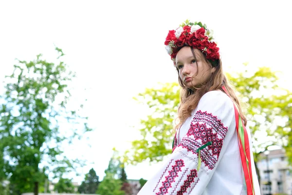 Красивая Украинская Молодая Женщина Нежная Девушка Большом Красном Венке Ярко — стоковое фото