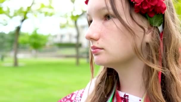 Hermosa Ucraniana Joven Tierna Chica Gran Corona Roja Color Rosa — Vídeos de Stock