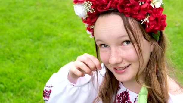 Beautiful Ukrainian Young Woman Tender Girl Large Red Wreath Bright — Stock Video