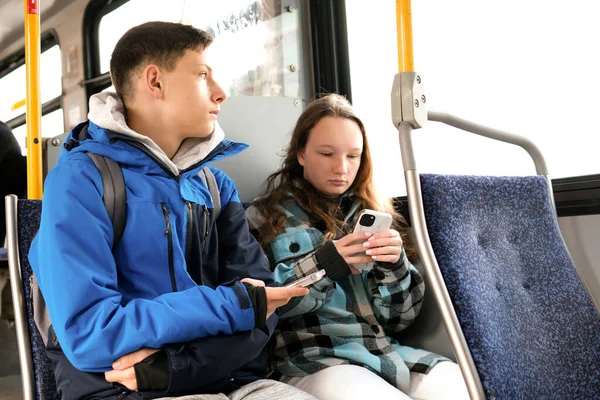 Два Подростка Голубой Одежде Сидят Автобусе Канада Ванкувер Капюшоны Осень — стоковое фото