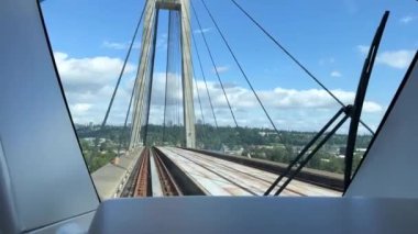 Köprüdeki PATTULLO BRIDGE arka pencere treni başka bir mavi tren büyük şehirlerde hafif trafiği geçer vancouver sıradan insanlar yol rahatlığı turistler, Kanada Vancouver 2023