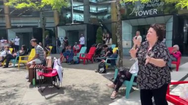Şehir merkezinde bir çok insan alkışlayan neşeli müzisyenler müzik etkinlikleri düzenliyor. Yeni mağazalar açılıyor. Kanada Vancouver 2023.