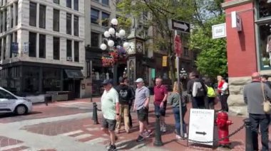 Yaz çiçekli saat turistik yerleri şehir merkezinde görülmesi gereken yerler Gastowns en ünlü buharlı saati Cambie ve Water Street Canada Vancouver 2023 'ün köşesindedir.