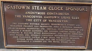 Yaz çiçekli saat turistik yerleri şehir merkezinde görülmesi gereken yerler Gastowns en ünlü buharlı saati Cambie ve Water Street Canada Vancouver 2023 'ün köşesindedir.