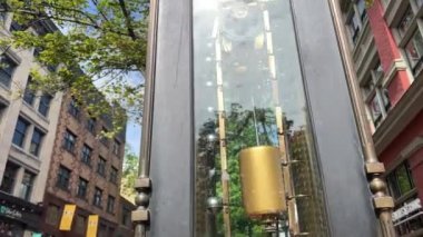 Yaz çiçekli saat turistik yerleri şehir merkezinde görülmesi gereken yerler Gastowns en ünlü buharlı saati Cambie ve Water Street Canada Vancouver 2023 'ün köşesindedir.