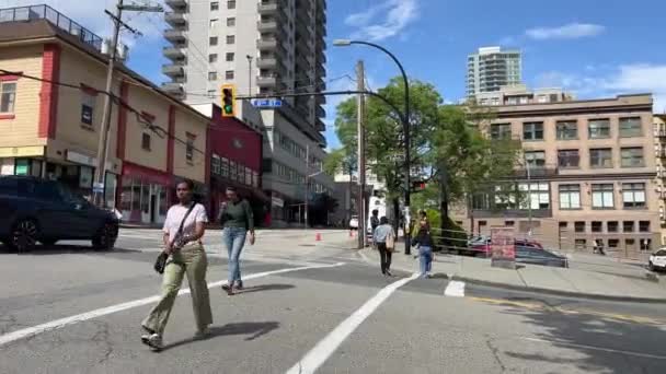 Busy Vancouver Street Downtown People Crossing Crosswalk Car Sunny Day — стокове відео