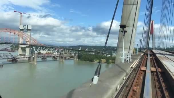 Pattullo Bridge Achterruit Trein Brug Een Andere Blauwe Trein Passeert — Stockvideo