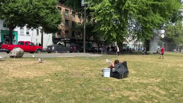 在大城市里无家可归的人的生活选择自由在大城市里无家可归的人土豆泥毒品温哥华大街东城商业区加拿大2023 — 图库视频影像