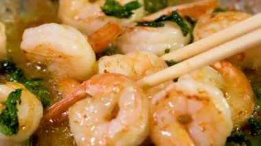 Yağlı tavada kızartılan karideslerin yakın çekimi. Yüksek kalite 4k görüntü