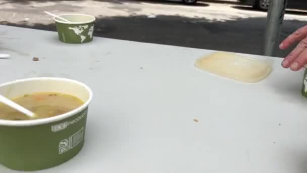 Їжа Бездомних Бідних Людей Які Роздають Гарячий Суп Судові Корти — стокове відео