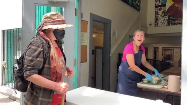 Comida Para Indigentes Pobres Repartiendo Sopa Caliente Sándwich Patio Comidas — Vídeos de Stock