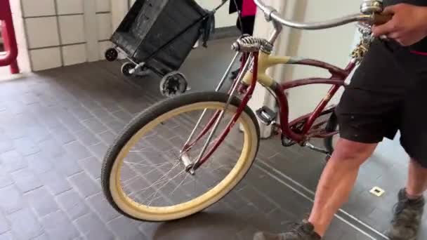 Metroda Yürüyen Merdiven Üzerinde Bisiklet Taşıyın Gökyüzü Trenine Girin Tekerlekleri — Stok video