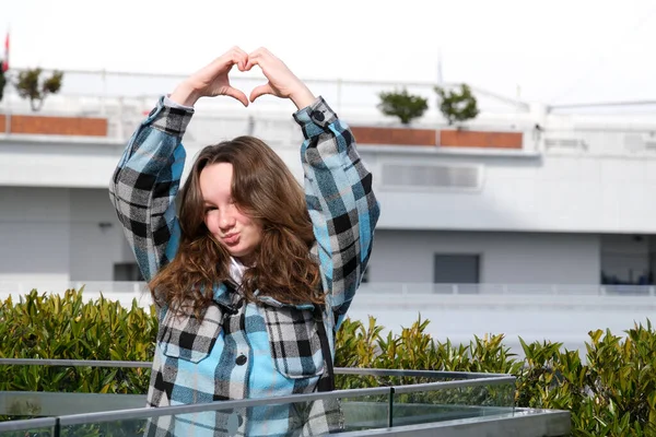 Canadá Lugar Adolescente Bela Jovem Mulher Fazendo Coração Com Mãos — Fotografia de Stock
