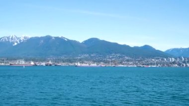Bir çok video Kanada 'yı gösteriyor. Uçak helikopteri çeşitli hava taşımacılığı camları gökdelenler inşa ediyor sakin şehir yaşamı Vancouver Canada 2023 yürümek için en son teknoloji koruma alanı.