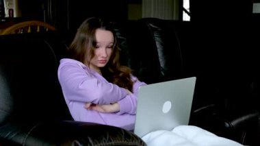 Gençler yerde oturur, netflix izler büyük ekran ekranında flaşlar siyah arka planda kırmızı mavi ellerinde patlamış mısır olan genç bir kadın. 