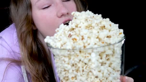 Titta Film Med Ögonen Vidöppna Äta Popcorn Öppna Vidögda Tonåring — Stockvideo