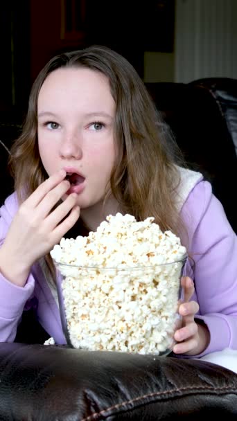 Sledování Filmu Očima Dokořán Jíst Popcorn Otevřené Dokořán Dospívající Dívka — Stock video