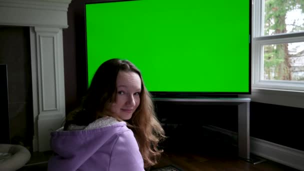 Frau Beobachtet Green Chroma Key Screen Entspannend Mädchen Gemütlichem Raum — Stockvideo