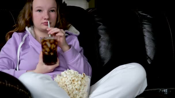 Titta Film Med Ögonen Vidöppna Äta Popcorn Öppna Vidögda Tonåring — Stockvideo
