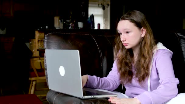 Решить Задачи Экзамен Ответить Вопросы Интернете Серьезное Суровое Лицо Девочки — стоковое видео