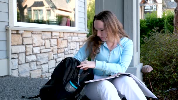 Uma Jovem Garota Tira Pasta Sentar Alpendre Casa Uma Calculadora — Vídeo de Stock