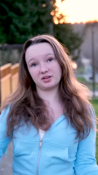 Дівчина Показує Ручною Зупинкою Незадоволені Зупинки Небажаного Явища Підліткової Агресії — стокове відео