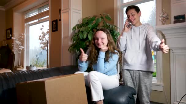 Έφηβοι Αγόρι Και Κορίτσι Χαίρονται Την Παράδοση Χάρτινη Συσκευασία Λέει — Αρχείο Βίντεο