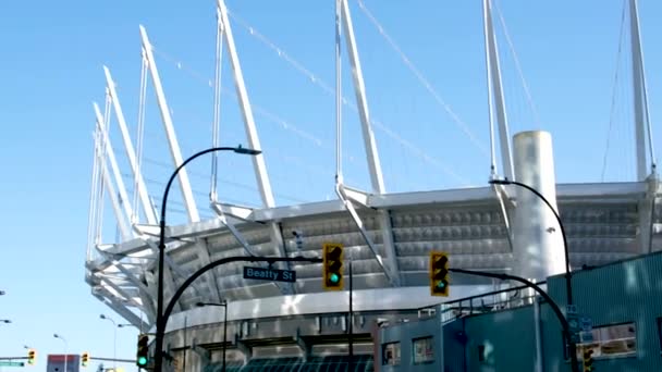 Vancouver Place Stadium Und Umliegende Gebäude Von Einem Fahrenden Boot — Stockvideo
