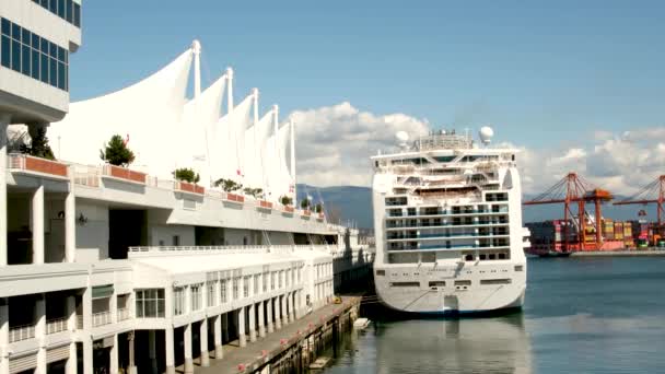Princess Cruises Sapphire Princess London Liner Canada Place Velas Blancas — Vídeo de stock