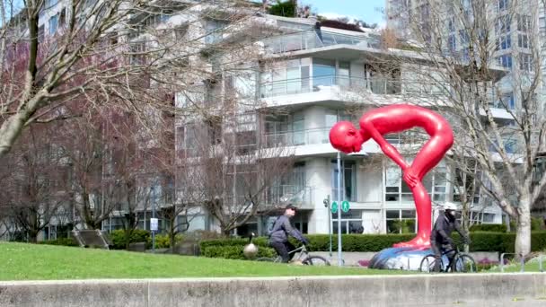 ブリティッシュ コロンビア カナダ18フィートの彫刻は David Lam Park Yaltown Vancouver 2023で展示されている誇り高い若者と呼ばれます — ストック動画