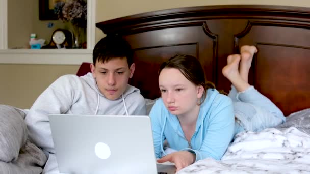 소녀와 거실의 침대에서 노트북을 사용하고 있습니다 고품질 — 비디오