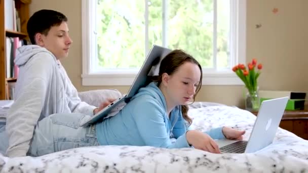 Két Lány Fiú Együtt Laptopoznak Egy Ágyban Nappaliban Kiváló Minőségű — Stock videók