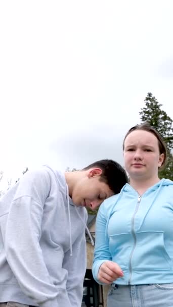 Gelangweilt Und Müde Junge Legt Kopf Auf Mädchen Schulter Sie — Stockvideo