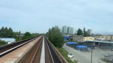 Mavi hat, tren yolu boyunca trenle ilerler tren yolu manzaralı ağaçlar yaz treni manzaralı Vancouver Canada 2023