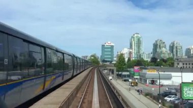 Mavi hat, tren yolu boyunca trenle ilerler tren yolu manzaralı ağaçlar yaz treni manzaralı Vancouver Canada 2023